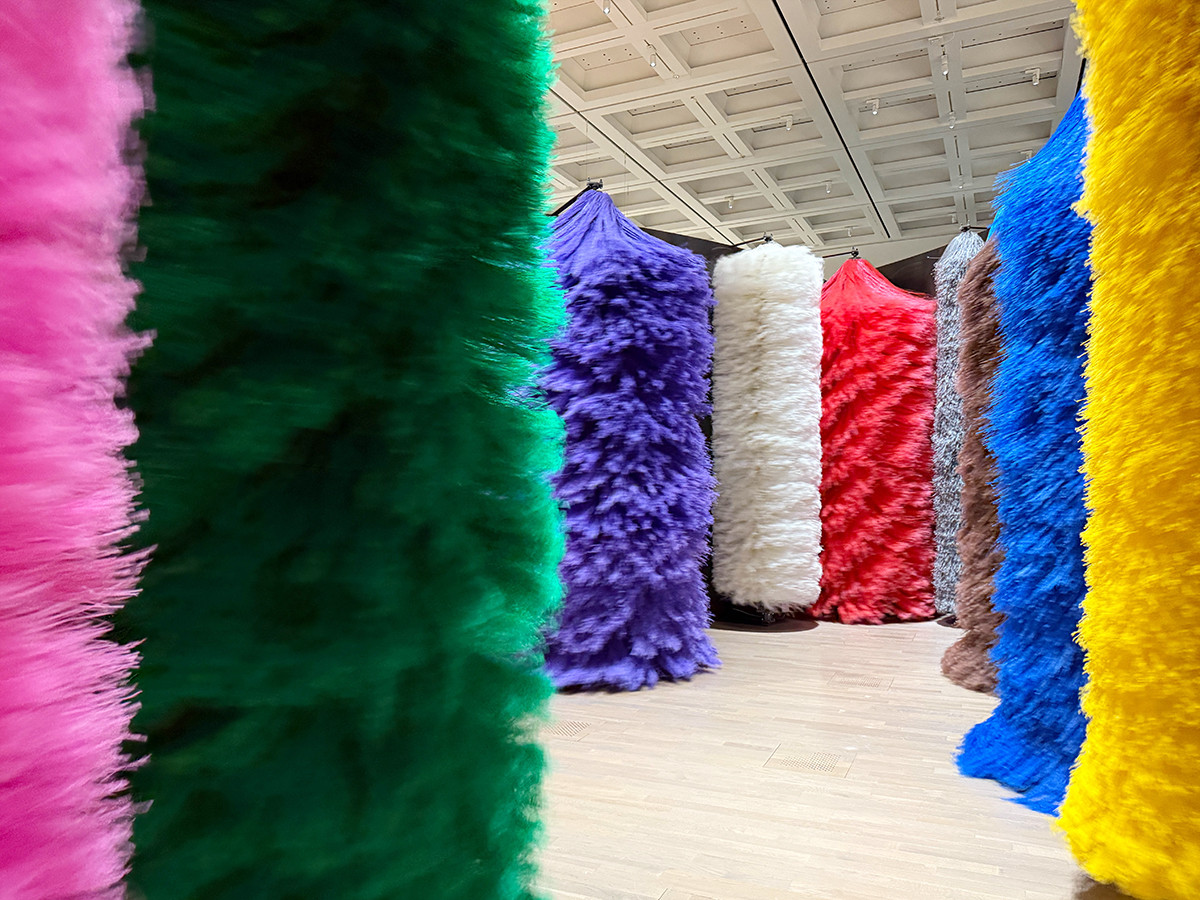 国立新美術館「ブルガリ カレイドス 色彩・文化・技巧」会場より　ララ・ファヴァレット《レベル5》