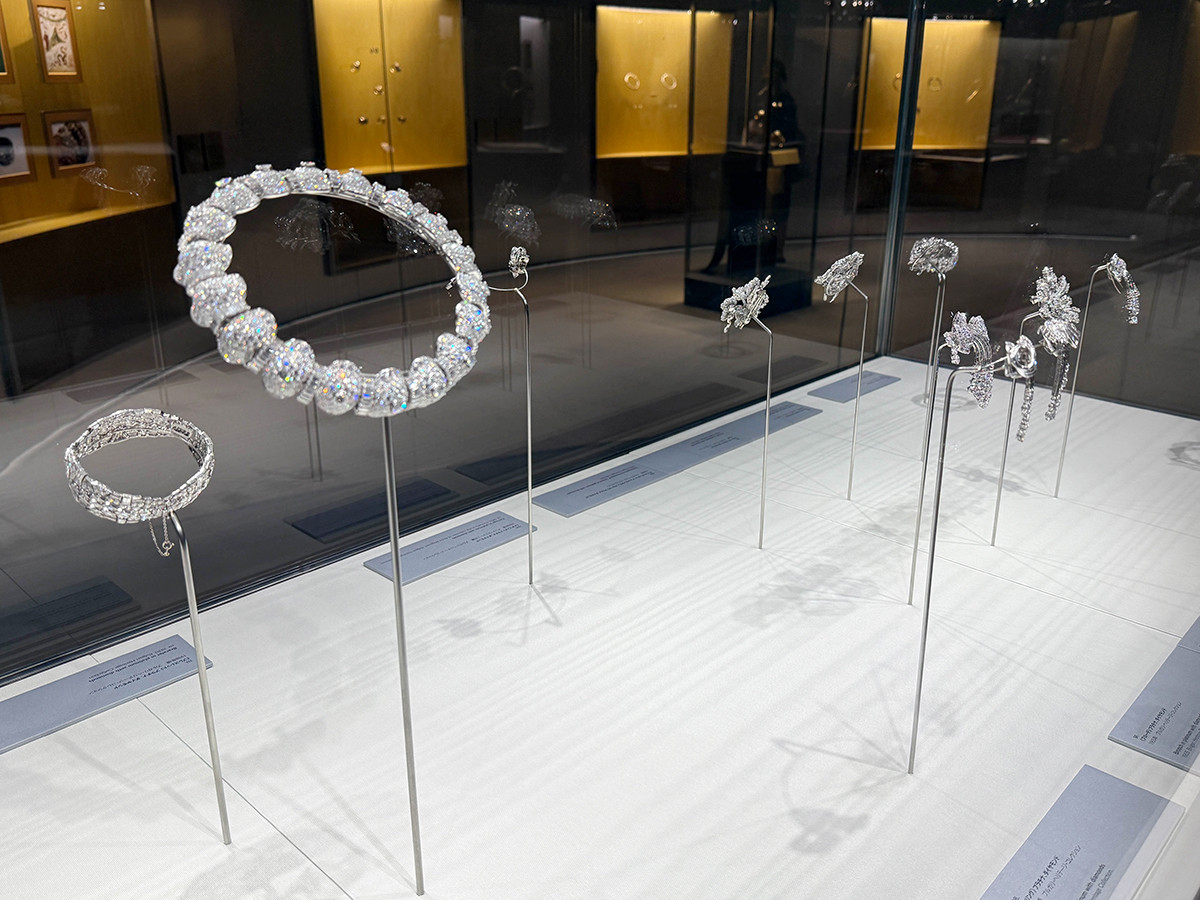 国立新美術館「ブルガリ カレイドス 色彩・文化・技巧」会場より　2章「色彩の象徴性」