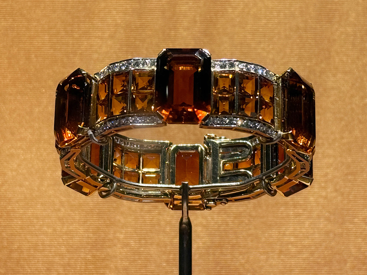 国立新美術館「ブルガリ カレイドス 色彩・文化・技巧」会場より　《ブレスレット》1940年頃　ブルガリ・ヘリテージ・コレクション