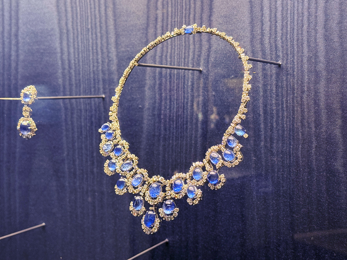 国立新美術館「ブルガリ カレイドス 色彩・文化・技巧」会場より　（右）《ネックレス》1955年　ブルガリ・ヘリテージ・コレクション