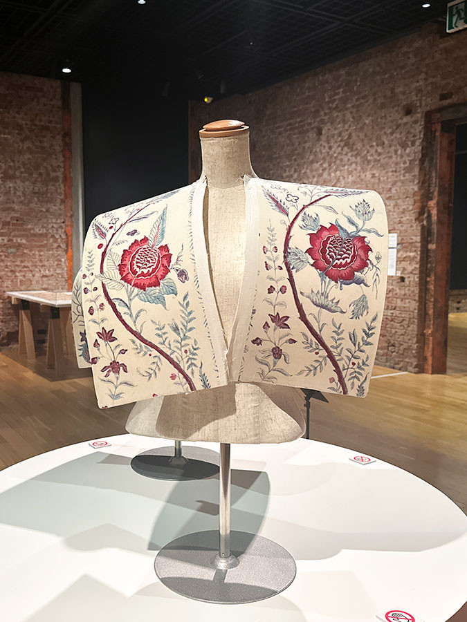 東京ステーションギャラリー「インド更紗 世界をめぐる物語」会場より第3章「ヨーロッパ向けの更紗」 《胸飾り》カルン・タカール・コレクション