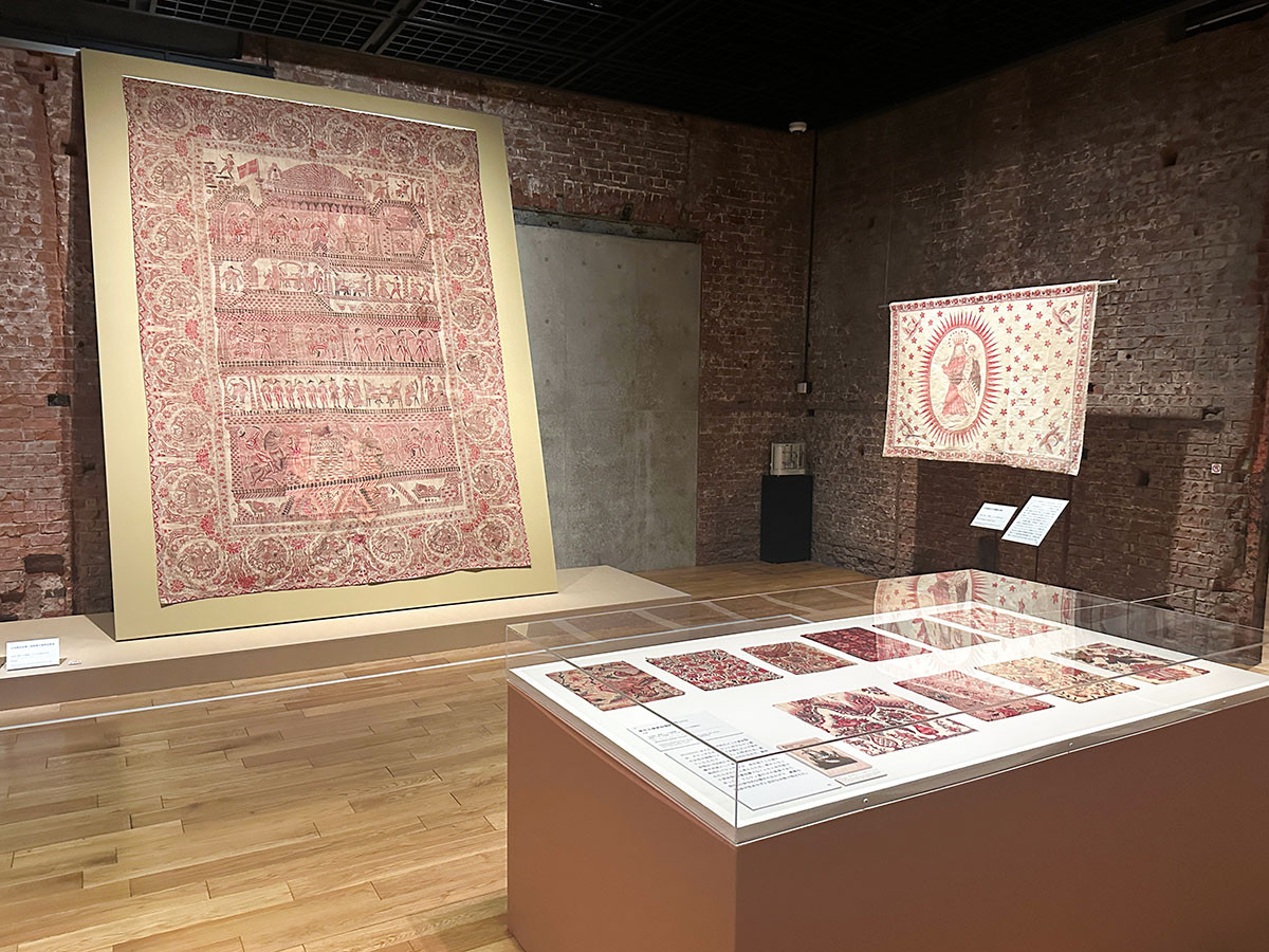 東京ステーションギャラリー「インド更紗 世界をめぐる物語」会場より第4章「デザインのグローバル化とローカル化」