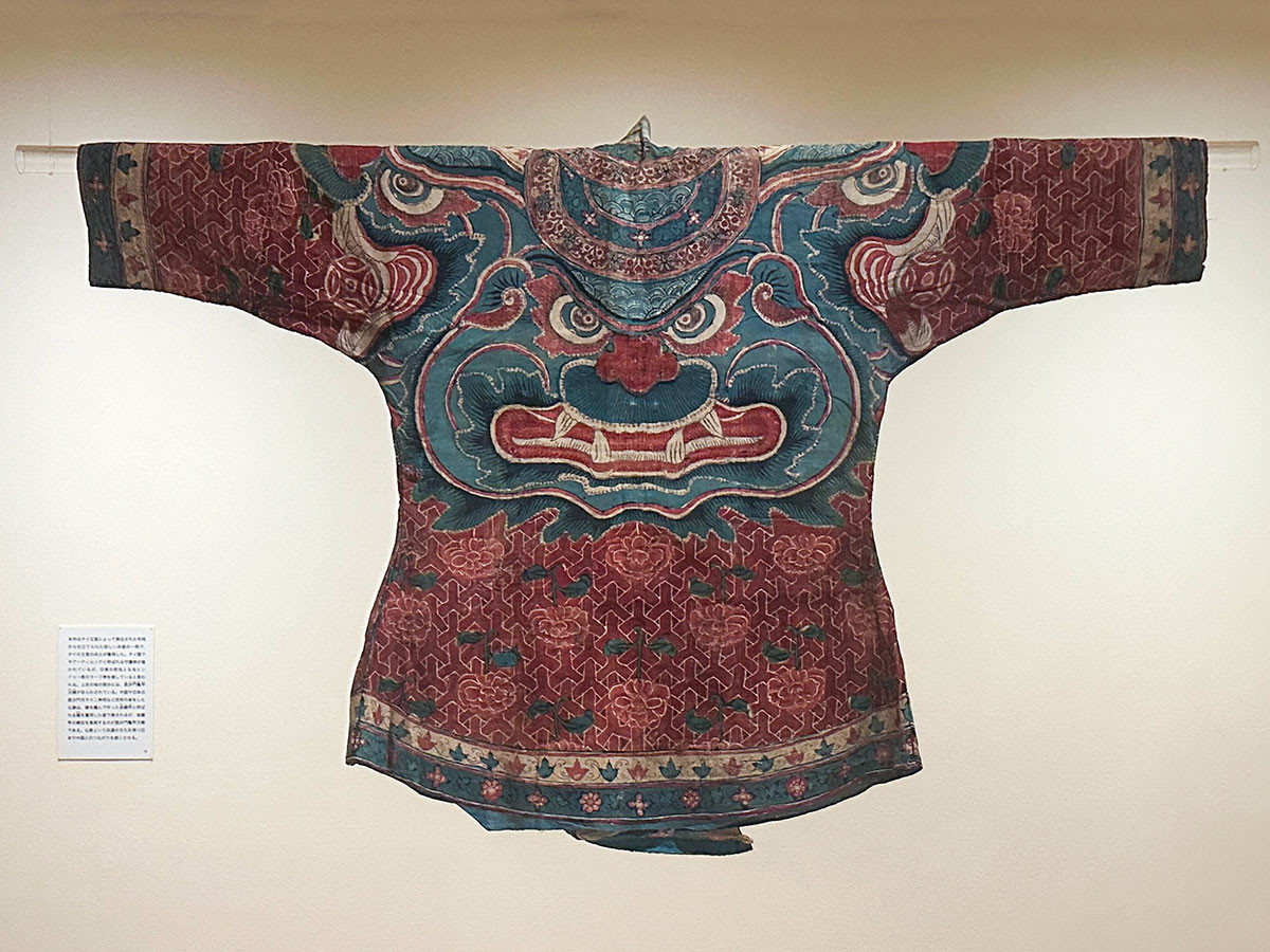 東京ステーションギャラリー「インド更紗 世界をめぐる物語」会場より《ラーフ神文様更紗上衣》カルン・タカール・コレクション