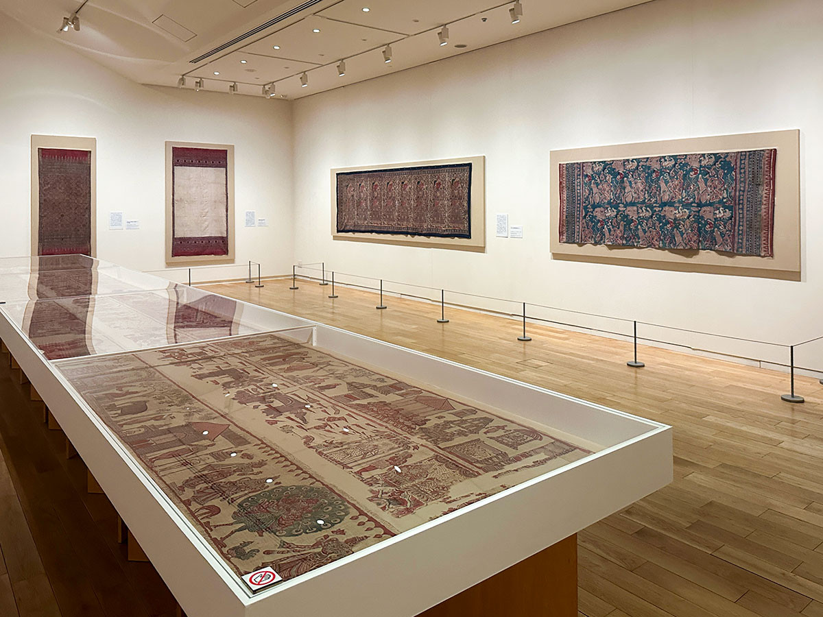 東京ステーションギャラリー「インド更紗 世界をめぐる物語」会場より第2章「初期アジア貿易における更紗」