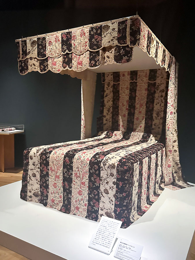 東京ステーションギャラリー「インド更紗 世界をめぐる物語」会場より第3章「ヨーロッパ向けの更紗」 《草花文更紗ベッドセット》カルン・タカール・コレクション