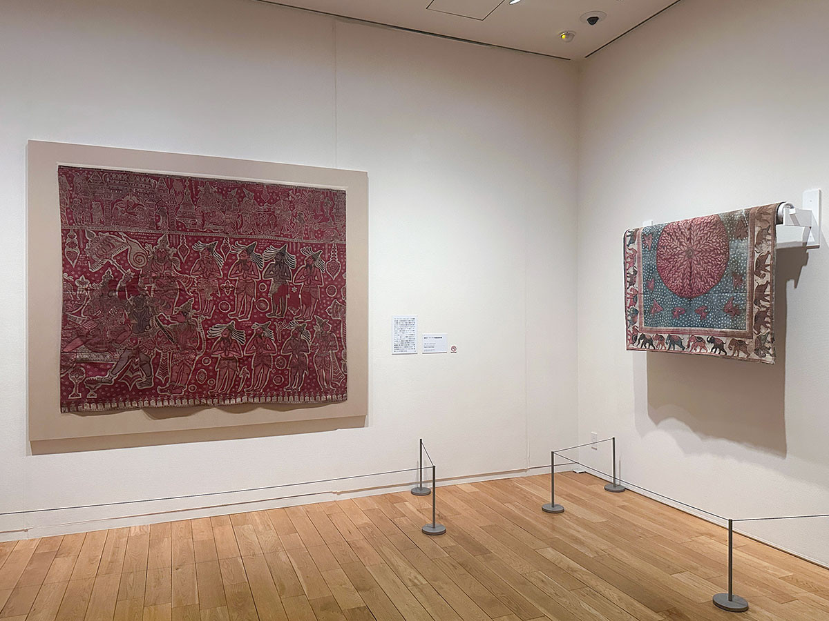 東京ステーションギャラリー「インド更紗 世界をめぐる物語」会場より第1章「インド地域の更紗」