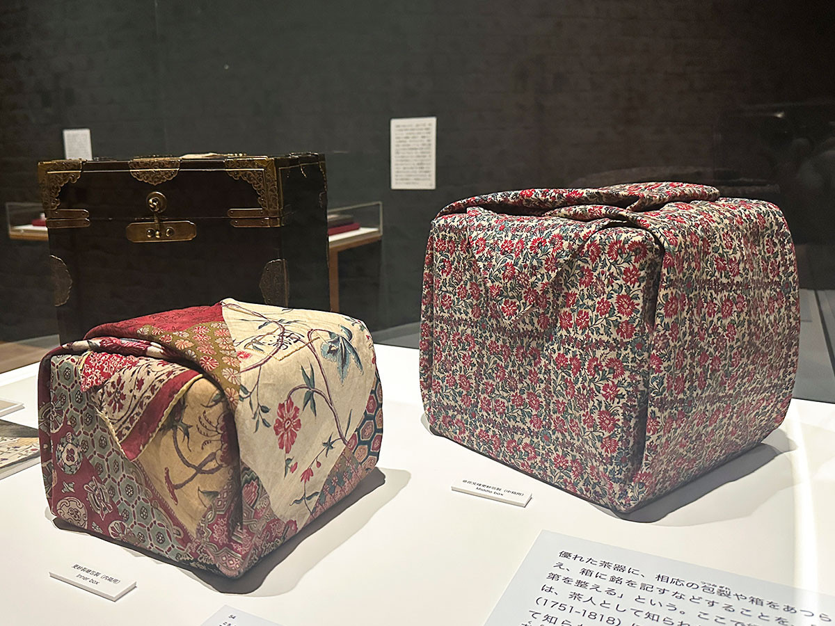 東京ステーションギャラリー「インド更紗 世界をめぐる物語」会場より第4章「デザインのグローバル化とローカル化」