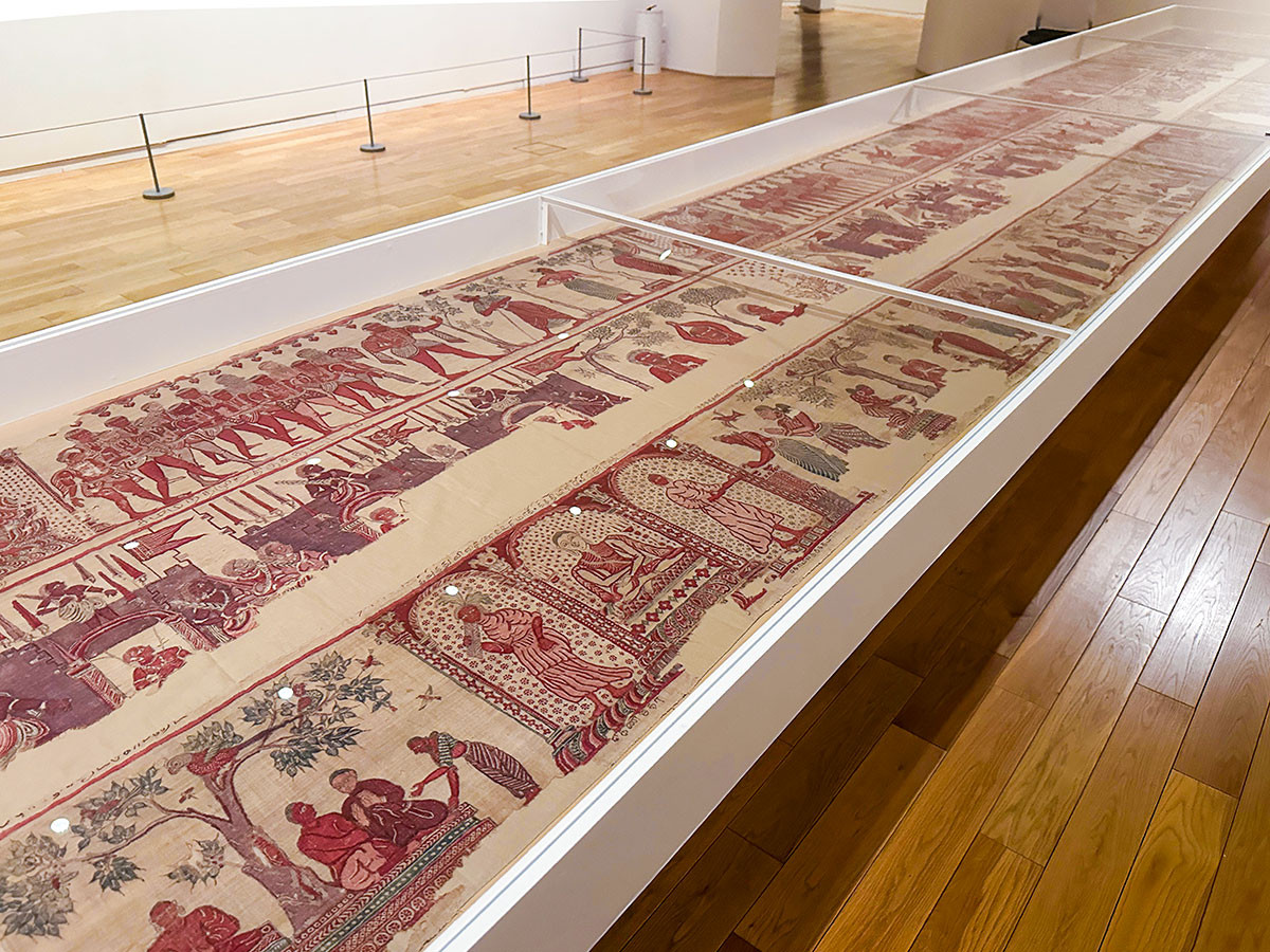 東京ステーションギャラリー「インド更紗 世界をめぐる物語」会場より《白地マニッカヴァカカル物語図更紗掛布》カルン・タカール・コレクション
