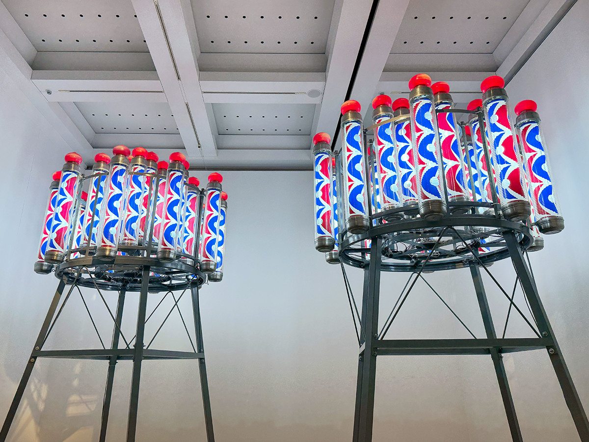 国立新美術館「時代のプリズム：日本で生まれた美術表現 1989-2010」会場より　中村政人《トコヤマーク　トキとコトブキ》1992年　作家蔵