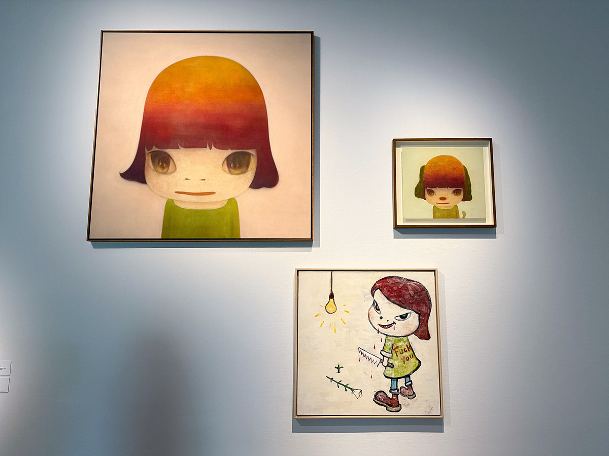 国立新美術館「時代のプリズム:日本で生まれた美術表現 1989-2010」会場より (左上から時計回り)奈良美智《Agent Orange》2006年 個人蔵 / 奈良美智《Agent Orange in Disguise》2006年 個人蔵 / 奈良美智《Dead Flower》1994年 個人蔵(豊田市美術館寄託)