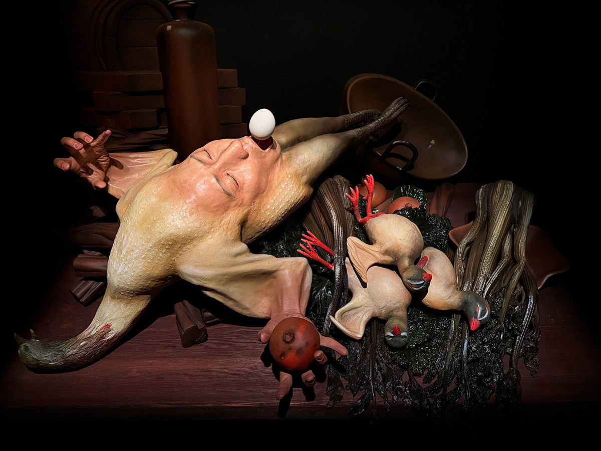 国立新美術館「時代のプリズム：日本で生まれた美術表現 1989-2010」会場より　森村泰昌《ボデゴン・鳥》1992年　作家蔵