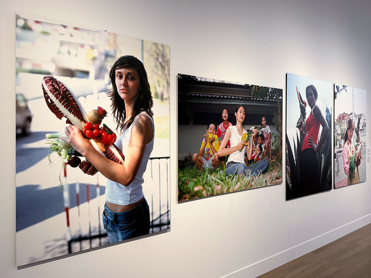 国立新美術館「時代のプリズム：日本で生まれた美術表現 1989-2010」会場より　（左）小沢剛《ベジタブル・ウェポン－リゾット・アラ・トレヴィザーナ／ベルガモ、イタリア》2006年　福島県立美術館および作家よりエキシビション・コピーを借用