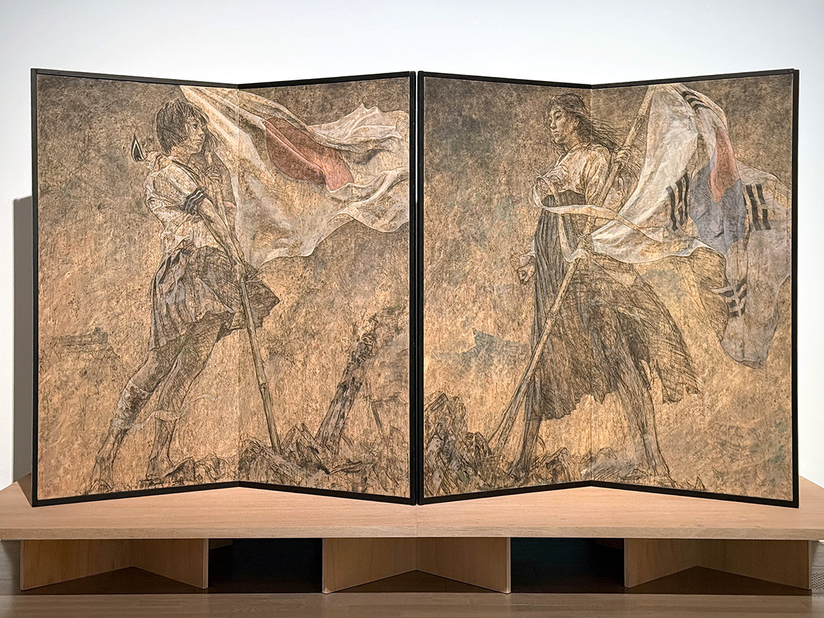 国立新美術館「時代のプリズム：日本で生まれた美術表現 1989-2010」会場より　会田誠《美しい旗（戦争画RETURNS）》1995年　東京国立近代美術館蔵