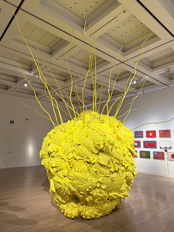 国立新美術館「時代のプリズム:日本で生まれた美術表現 1989-2010」会場より 椿昇《エステティック・ポリューション》1990年 金沢21世紀美術館蔵