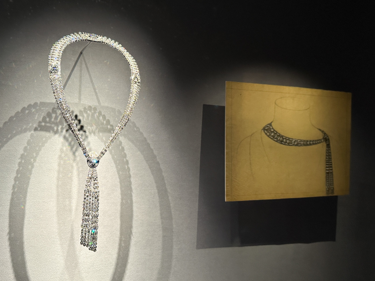 東京都庭園美術館「永遠なる瞬間 ヴァン クリーフ&アーペル —— ハイジュエリーが語るアール・デコ」会場