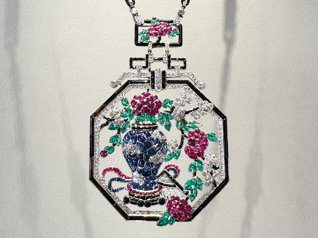 東京都庭園美術館「永遠なる瞬間 ヴァン クリーフ&アーペル —— ハイジュエリーが語るアール・デコ」会場