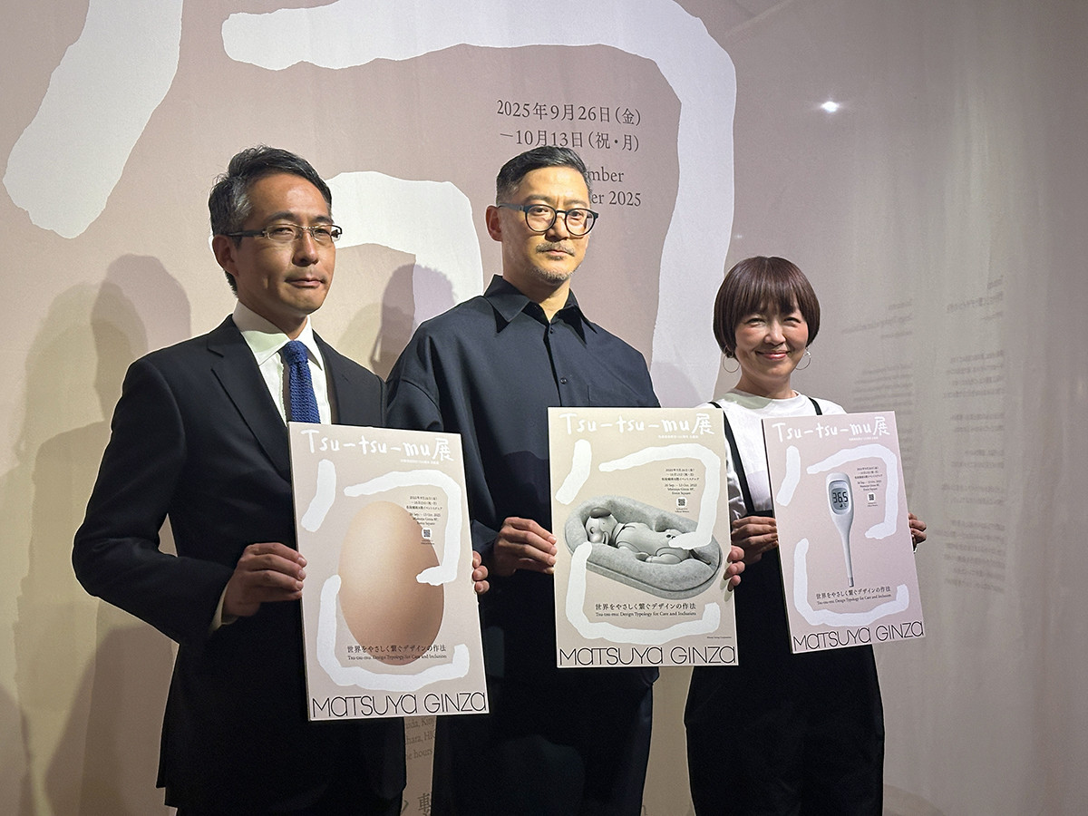 松屋銀座「Tsu-tsu-mu展 世界をやさしく繋ぐデザインの作法」会場　（左から）株式会社松屋 代表取締役社長執行役員：古屋毅彦、展覧会ディレクター：色部義昭（日本デザインコミッティー）出品者代表：柴田 文江（日本デザインコミッティー）