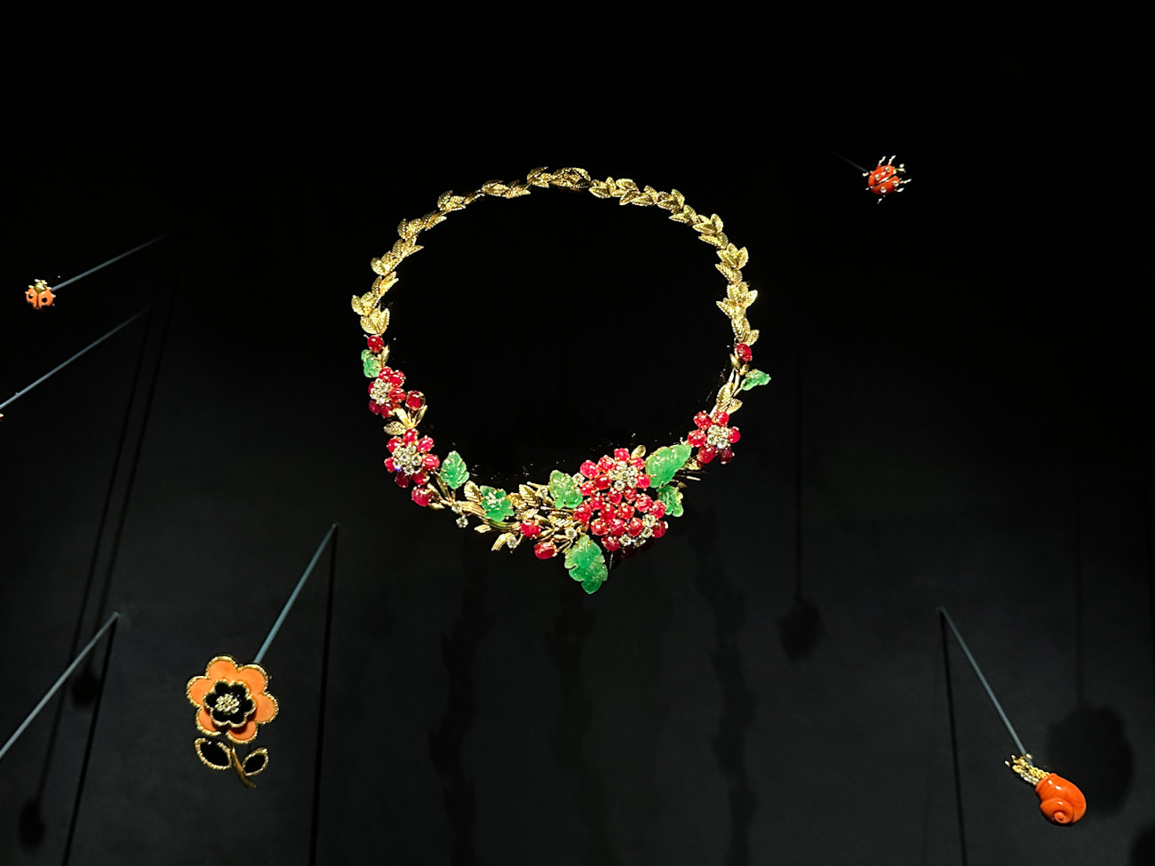 東京都庭園美術館「永遠なる瞬間 ヴァン クリーフ&アーペル —— ハイジュエリーが語るアール・デコ」会場