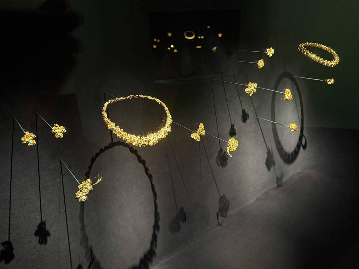 東京都庭園美術館「永遠なる瞬間　ヴァン クリーフ&アーペル —— ハイジュエリーが語るアール・デコ」会場より　第4章「サヴォアフェールが紡ぐ庭」内「金色に輝く花園」展示風景