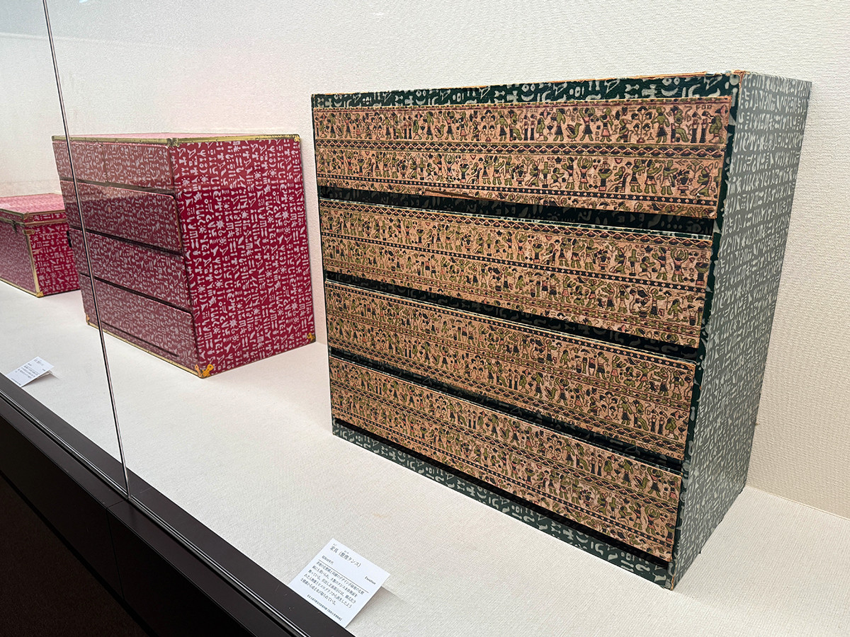 古代オリエント博物館　特別展「やっぱりエジプトが好き♡ 昭和のニッポンと古代のエジプト」会場より　（左右とも）家具（整理タンス）昭和40年代　北名古屋市歴史民俗資料館（昭和日常博物館）