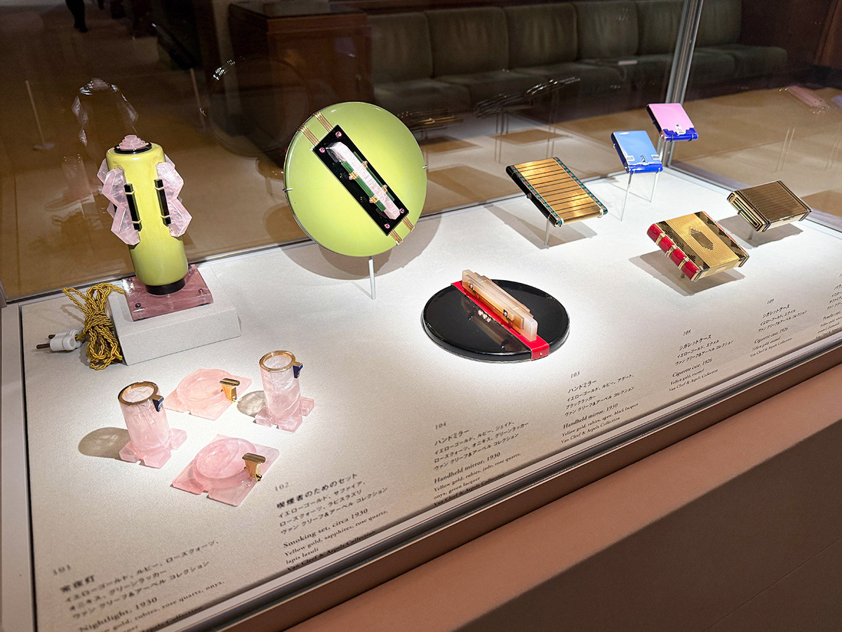 東京都庭園美術館「永遠なる瞬間　ヴァン クリーフ&アーペル —— ハイジュエリーが語るアール・デコ」会場より　第3章「モダニズムと機能性」