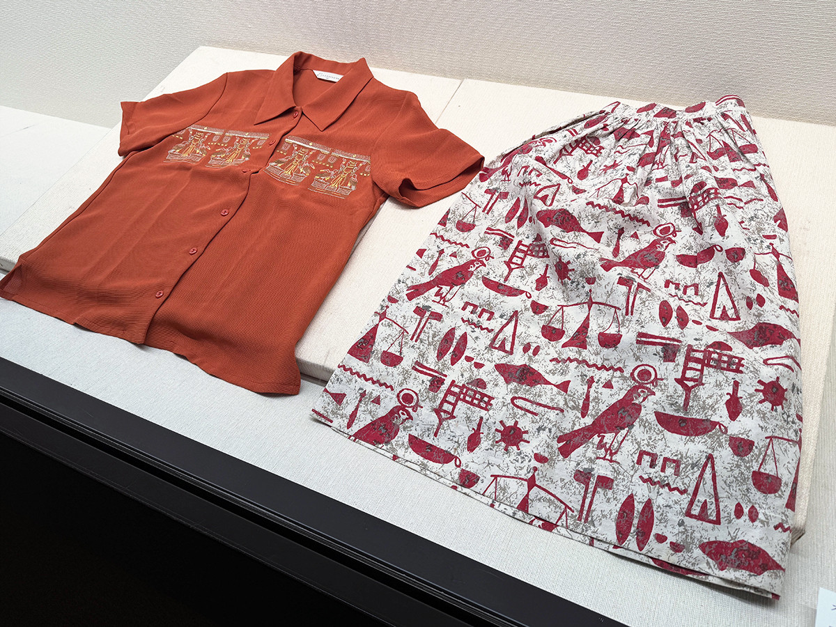 古代オリエント博物館　特別展「やっぱりエジプトが好き♡ 昭和のニッポンと古代のエジプト」会場より　ブラウス　昭和50年代　北名古屋市歴史民俗資料館（昭和日常博物館） ／ スカート　昭和30年代　北名古屋市歴史民俗資料館（昭和日常博物館）