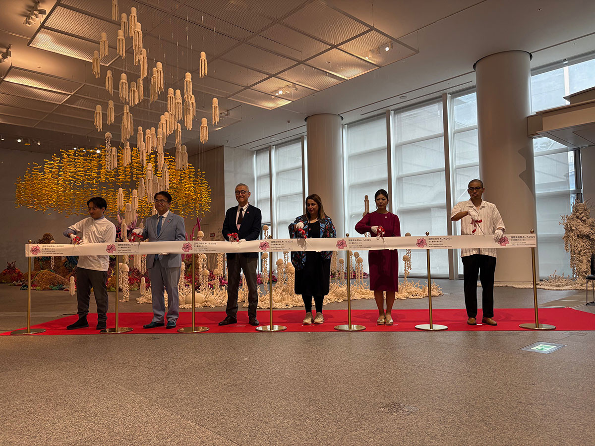 テープカットの様子