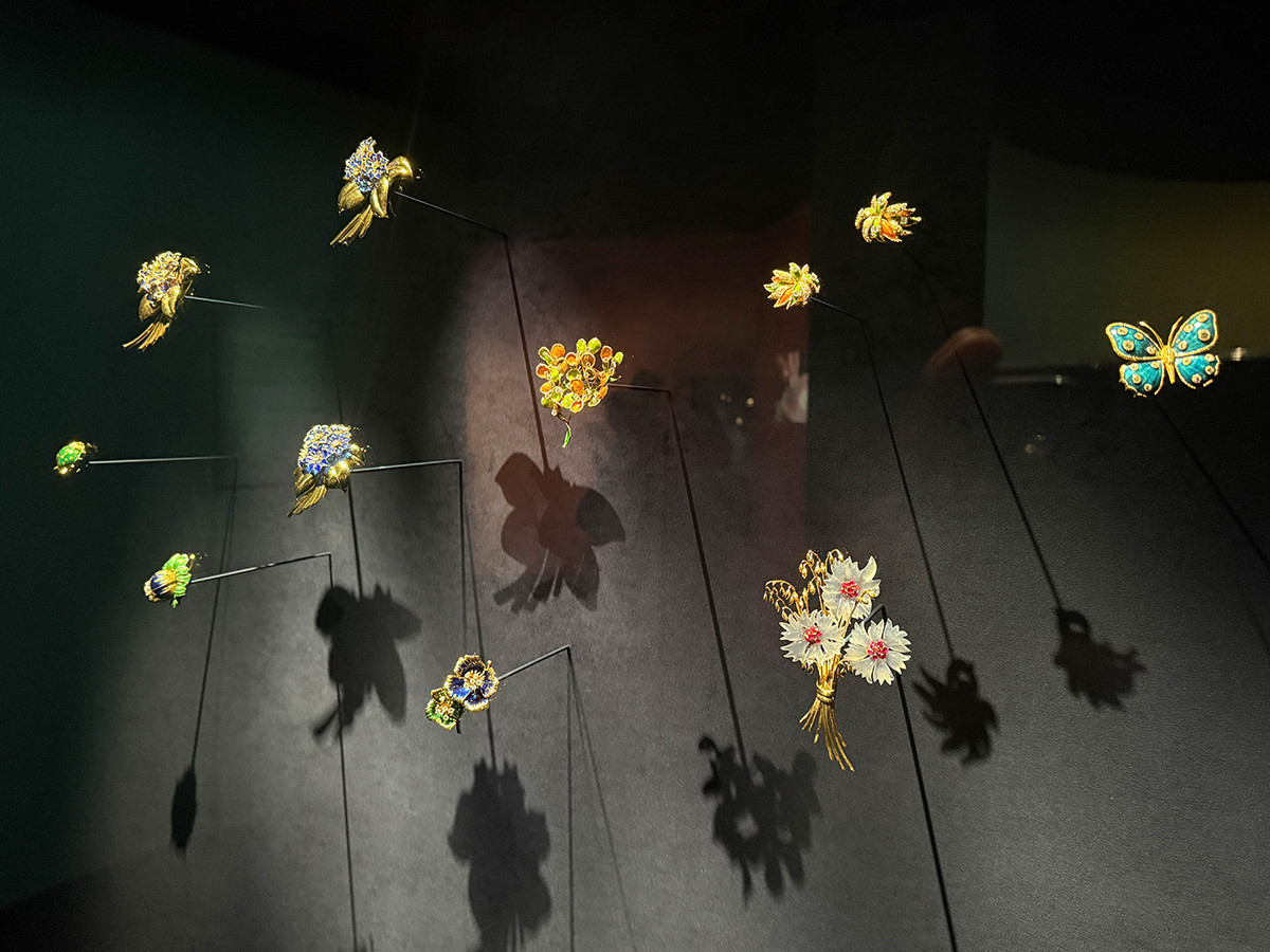 東京都庭園美術館「永遠なる瞬間　ヴァン クリーフ&アーペル —— ハイジュエリーが語るアール・デコ」会場より　第4章「サヴォアフェールが紡ぐ庭」内「華やぐエナメル」展示風景