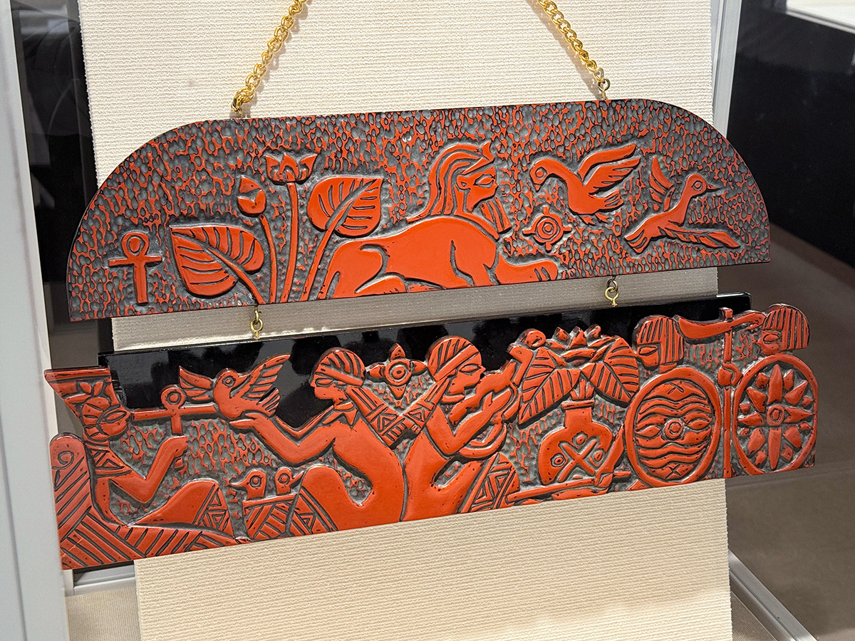 古代オリエント博物館　特別展「やっぱりエジプトが好き♡ 昭和のニッポンと古代のエジプト」会場より　状差し（鎌倉彫）　昭和40年代　北名古屋市歴史民俗資料館（昭和日常博物館）