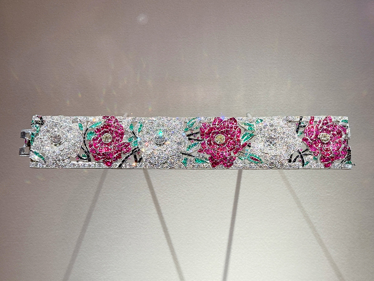 東京都庭園美術館「永遠なる瞬間 ヴァン クリーフ&アーペル —— ハイジュエリーが語るアール・デコ」会場より 絡み合う花々、赤と白のローズ ブレスレット 1924年 ヴァン クリーフ&アーペル コレクション