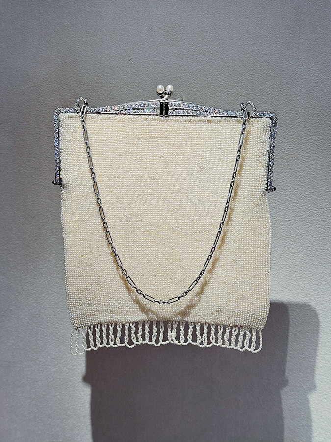 東京都庭園美術館「永遠なる瞬間　ヴァン クリーフ&アーペル —— ハイジュエリーが語るアール・デコ」会場より　イヴニングバッグ　1924年　ヴァン クリーフ＆アーペル コレクション