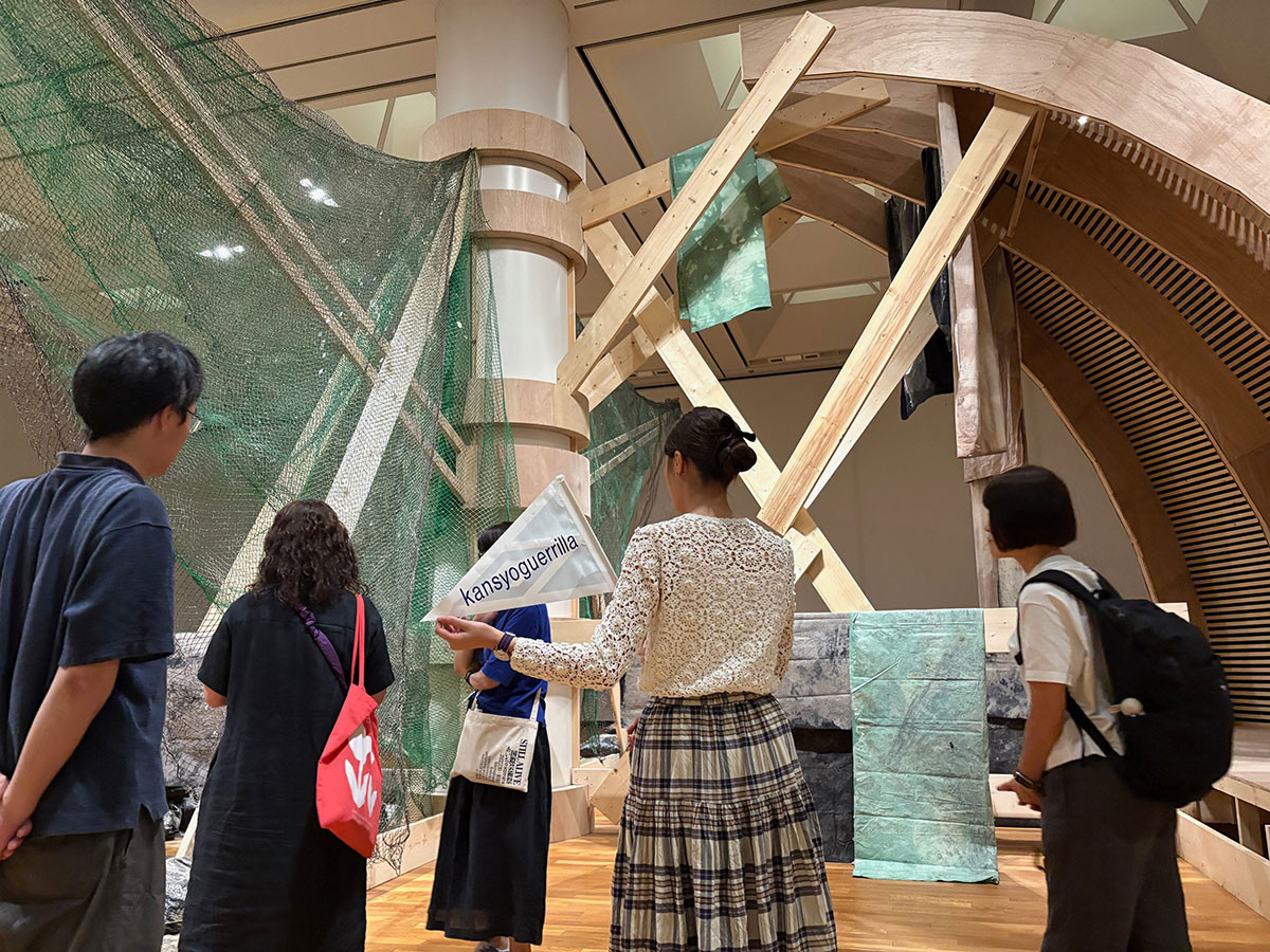 対話型鑑賞ツアーの様子(協力:鑑賞ゲリラ)