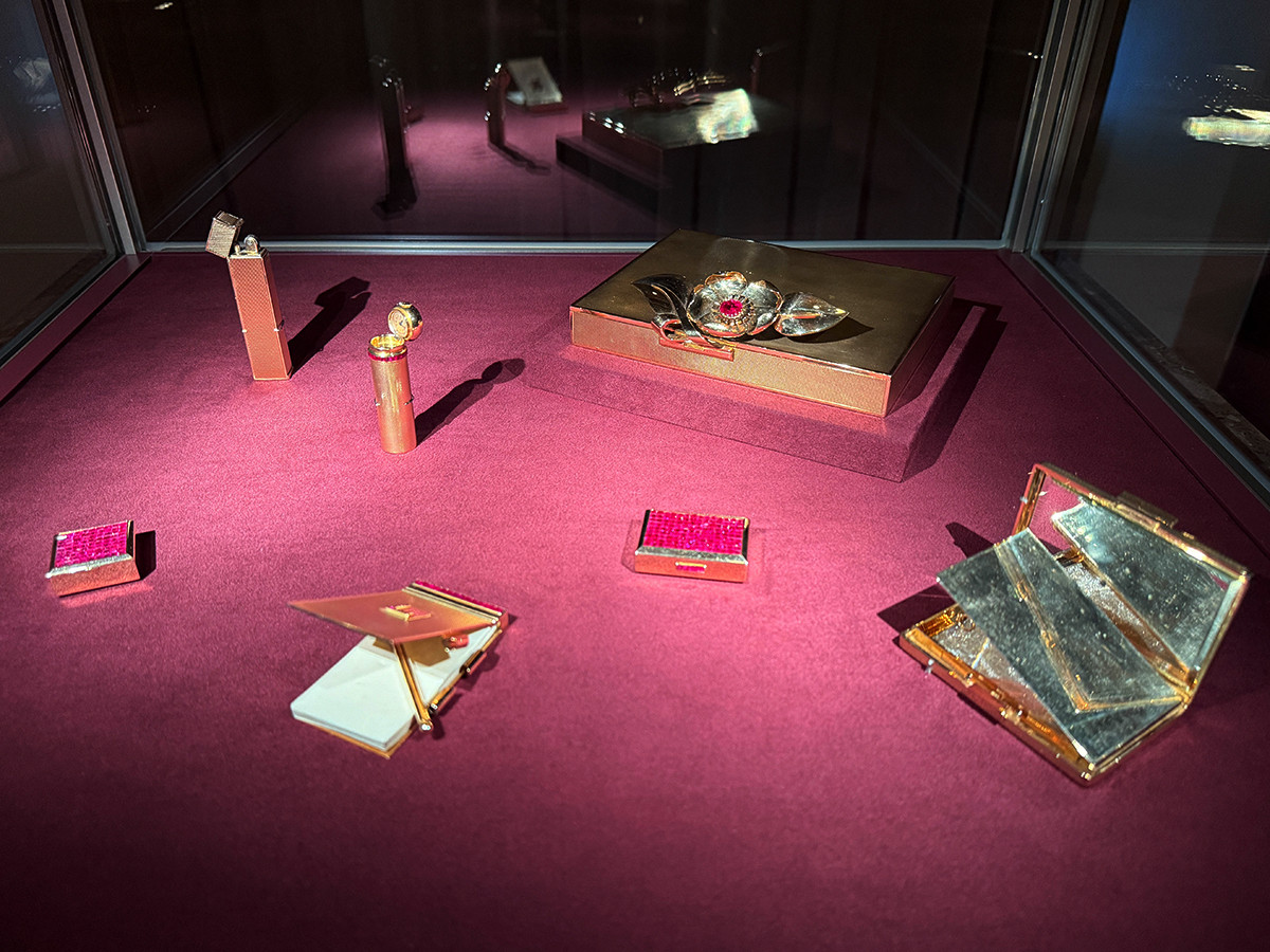 東京都庭園美術館「永遠なる瞬間　ヴァン クリーフ&アーペル —— ハイジュエリーが語るアール・デコ」会場より　第3章「モダニズムと機能性」カメリア ミノディエール　1938年　ヴァン クリーフ&アーペル コレクション