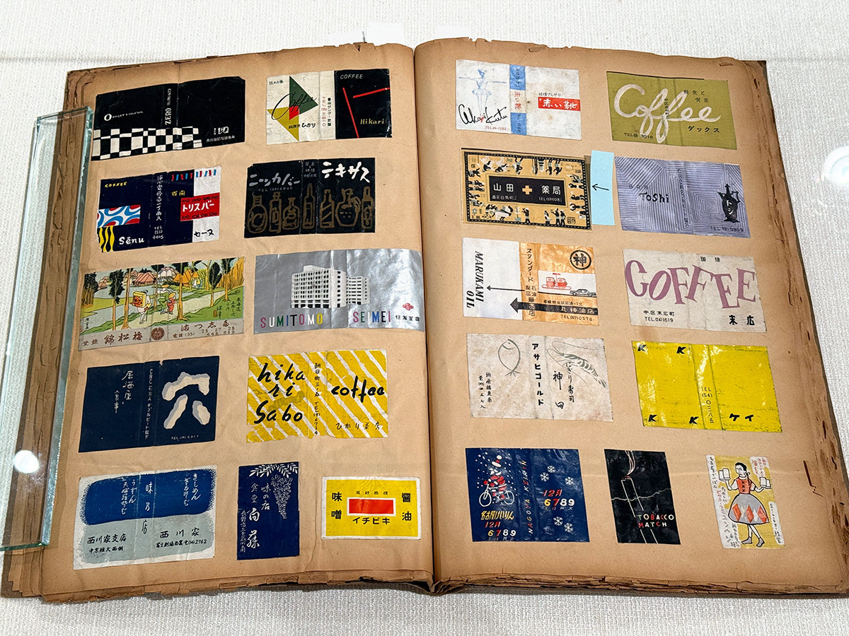 古代オリエント博物館　特別展「やっぱりエジプトが好き♡ 昭和のニッポンと古代のエジプト」会場より　（右ページ上から2段目、左側）マッチラベル（山田薬局）　昭和30〜40年代　北名古屋市歴史民俗資料館（昭和日常博物館）