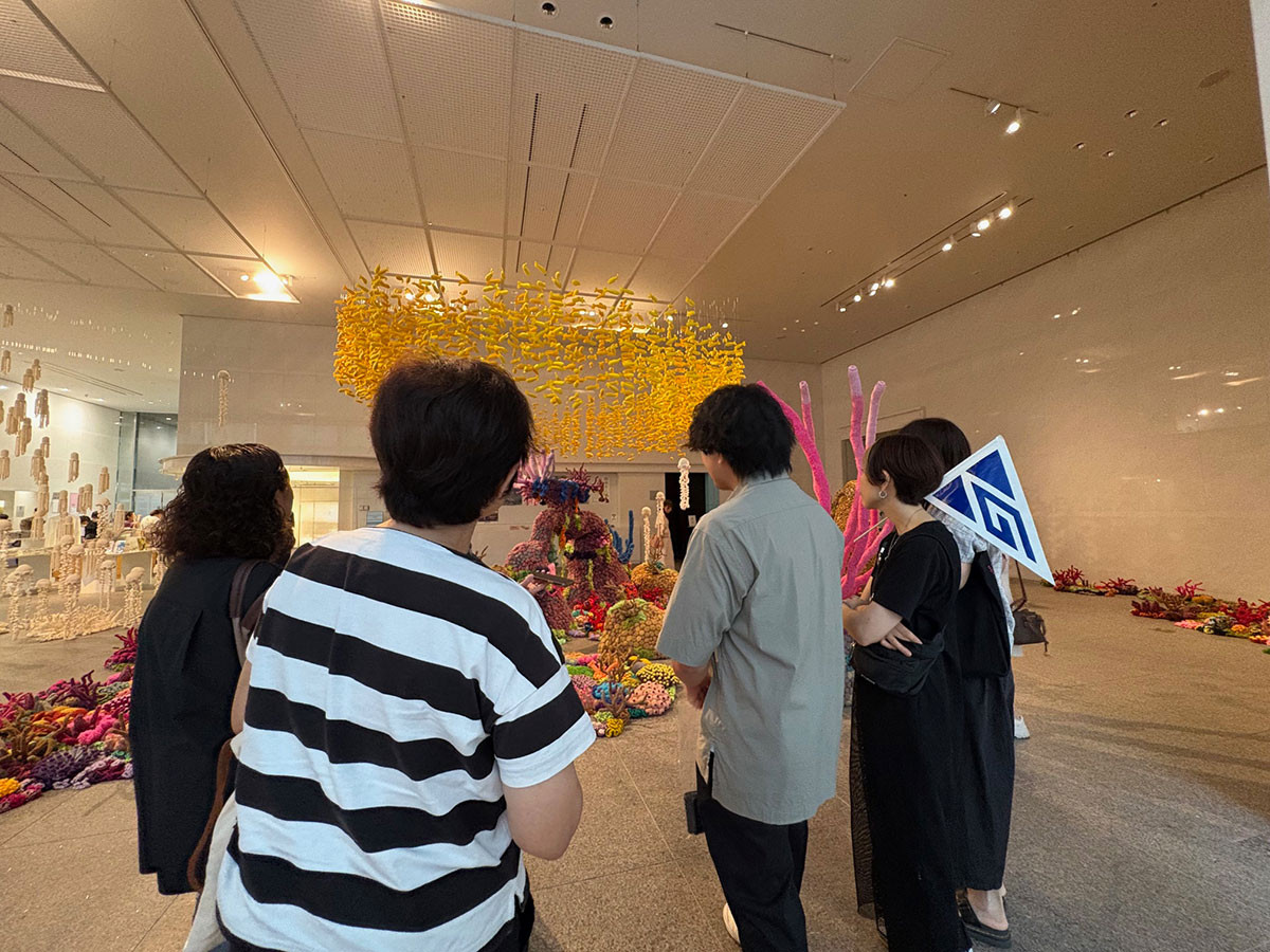 対話型鑑賞ツアーの様子(協力:鑑賞ゲリラ)