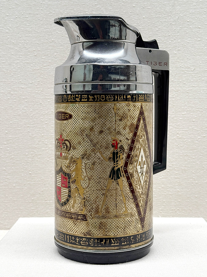 古代オリエント博物館　特別展「やっぱりエジプトが好き♡ 昭和のニッポンと古代のエジプト」会場より　ポット　昭和30〜40年代　北名古屋市歴史民俗資料館（昭和日常博物館）