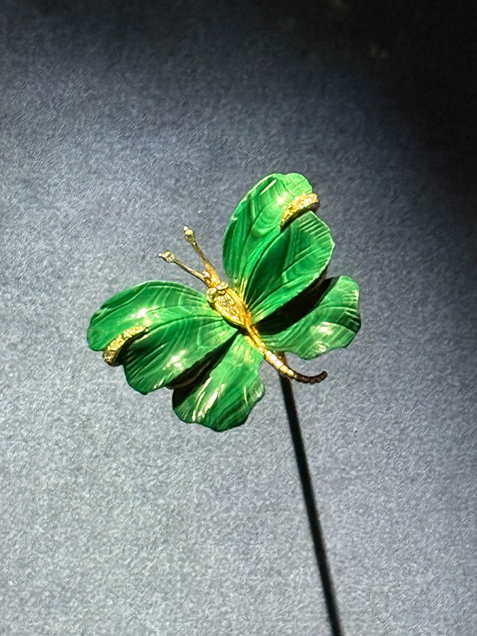 東京都庭園美術館「永遠なる瞬間　ヴァン クリーフ&アーペル —— ハイジュエリーが語るアール・デコ」会場より　第4章「サヴォアフェールが紡ぐ庭」内「いのちを紡ぐ形と幸運」より　パピヨン クリップ　1971年　ヴァン クリーフ＆アーペル コレクション