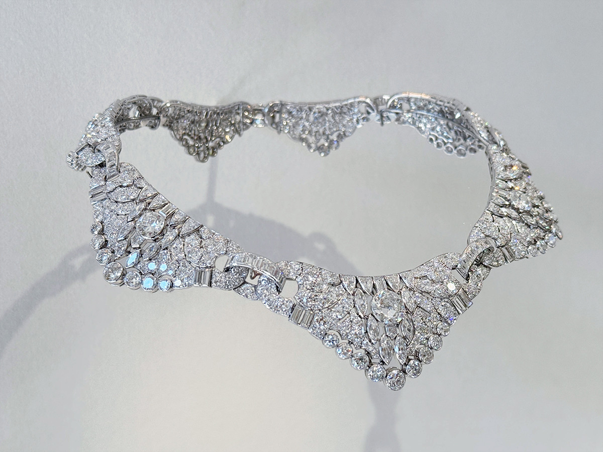 東京都庭園美術館「永遠なる瞬間　ヴァン クリーフ&アーペル —— ハイジュエリーが語るアール・デコ」会場より　コルレット　1928年　ヴァン クリーフ＆アーペル コレクション