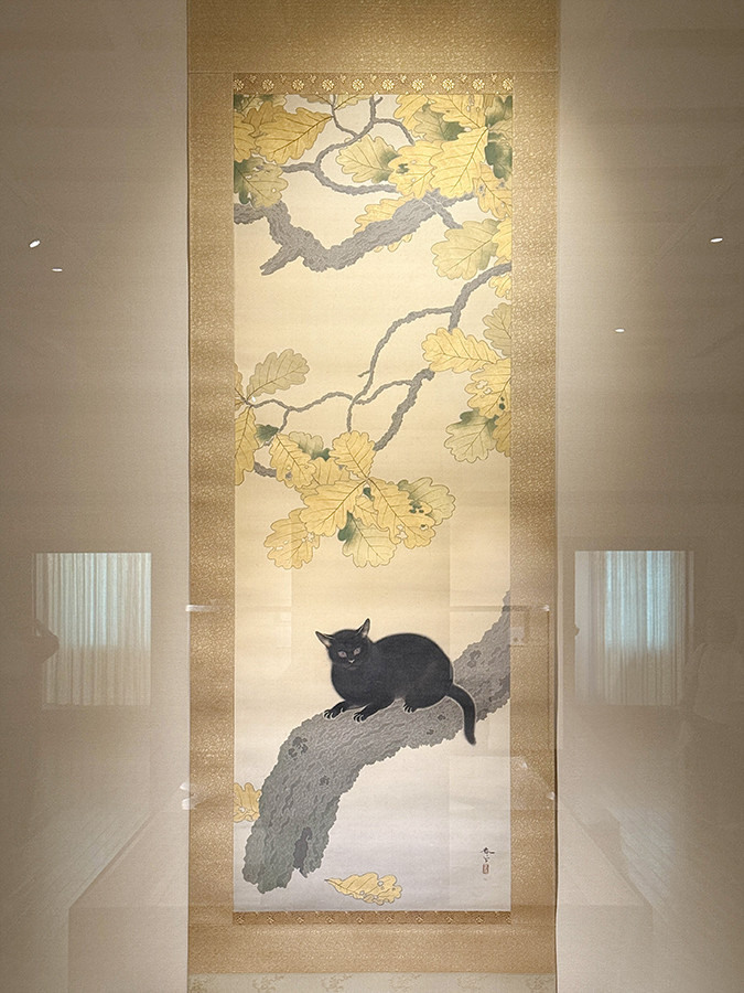 永青文庫「永青文庫 近代日本画の粋―あの猫が帰って来る!―」会場より 重要文化財 菱田春草《黒き猫》明治43年(1910) ※11月3日(月・祝)まで展示
