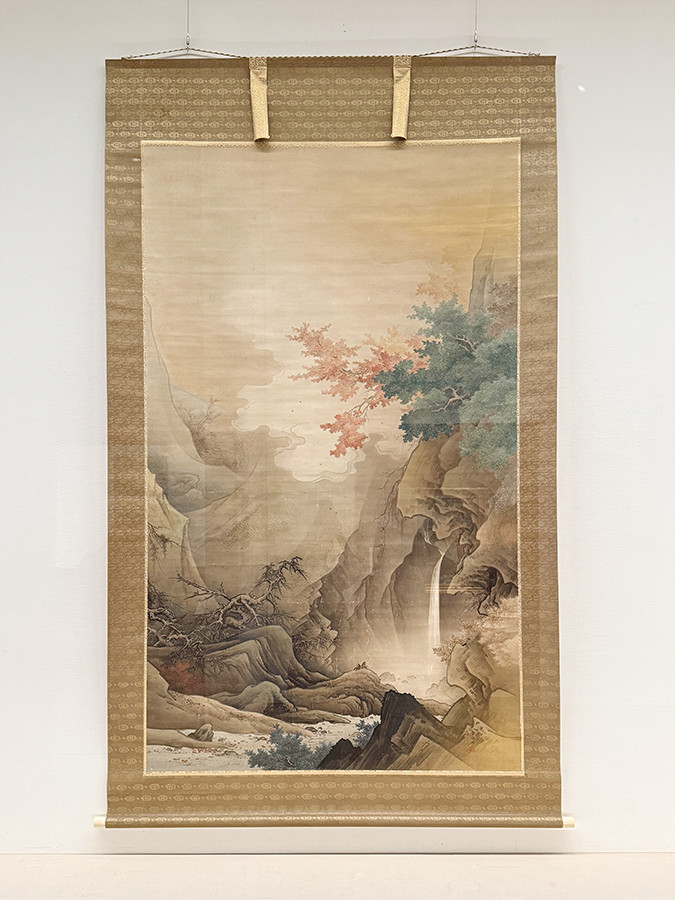 東京藝術大学大学美術館「藝大コレクション展2025 名品リミックス!」会場より 重要文化財 橋本雅邦《白雲紅掛》明治23年(1890)