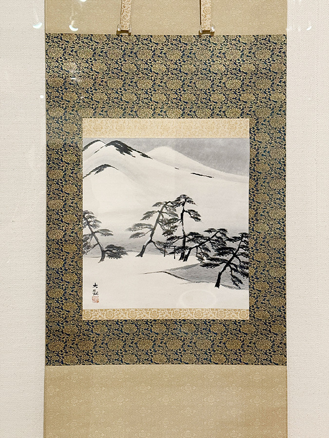 永青文庫「永青文庫 近代日本画の粋―あの猫が帰って来る!―」会場より 横山大観《社頭雪》昭和6年(1931) ※11月3日(月・祝)まで展示