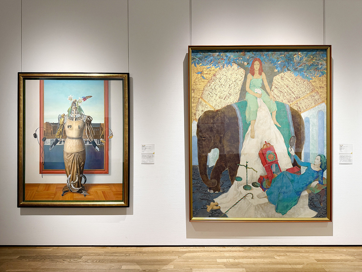 東京藝術大学大学美術館「藝大コレクション展2025 名品リミックス！」会場より　（左から）坂田哲也《わたしの肖像》平成17年（2005）／手塚雄二《夢模様》昭和55年（1980）