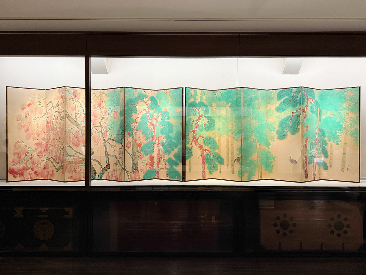 永青文庫「永青文庫 近代日本画の粋―あの猫が帰って来る!―」会場より 横山大観《柿紅葉》大正9年(1920)熊本県立美術館寄託 ※11月3日(月・祝)まで展示