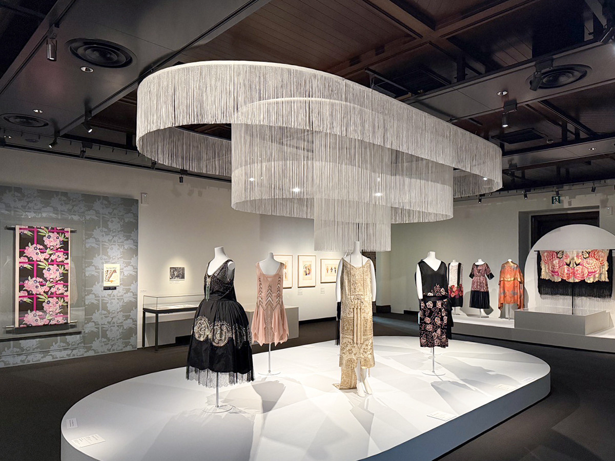 三菱一号館美術館「アール・デコとモード 京都服飾文化研究財団(KCI)コレクションを中心に」会場