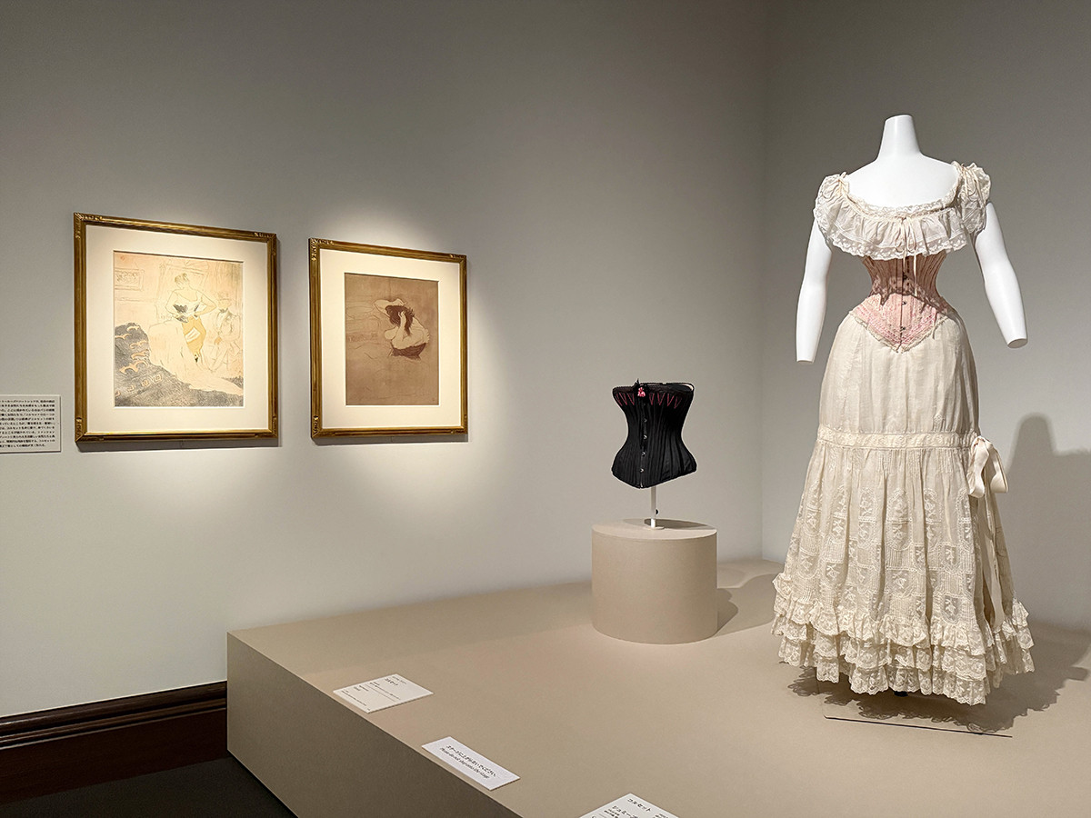 三菱一号館美術館「アール・デコとモード」会場より　第1章「モードの変化と新しい身体観」