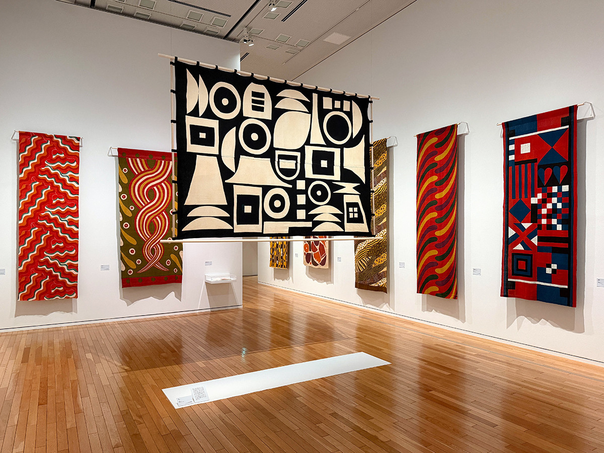 東京オペラシティ アートギャラリー「柚木沙弥郎 永遠のいま」会場より　2章「ワクワクしなくちゃ、つまらない」