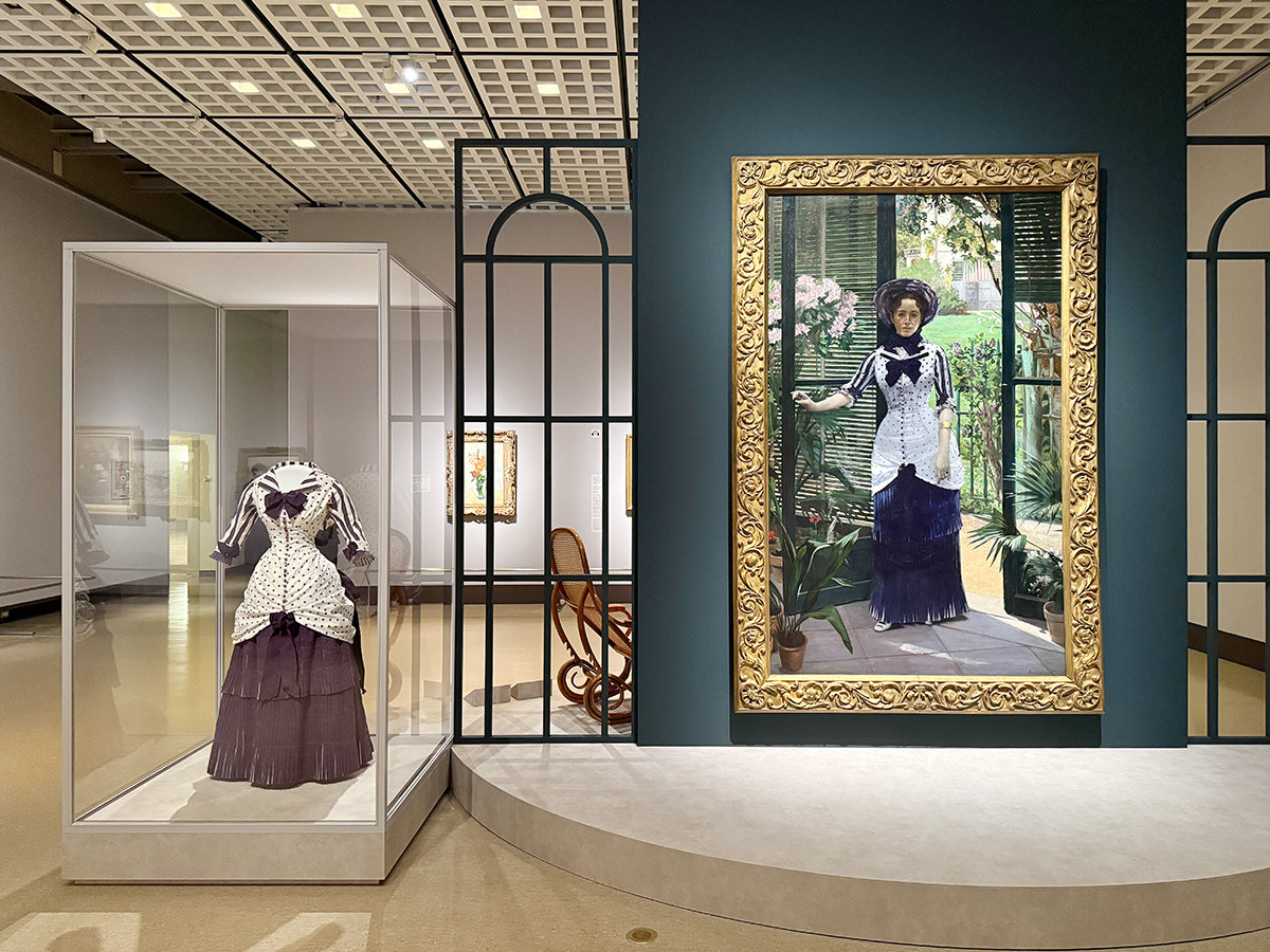 国立西洋美術館「オルセー美術館所蔵 印象派―室内をめぐる物語」会場より (左)《アルベール・バルトロメ夫人のドレス》1880年 オルセー美術館 / (右)アルベール・バルトロメ《温室の中で》1881年頃 オルセー美術館