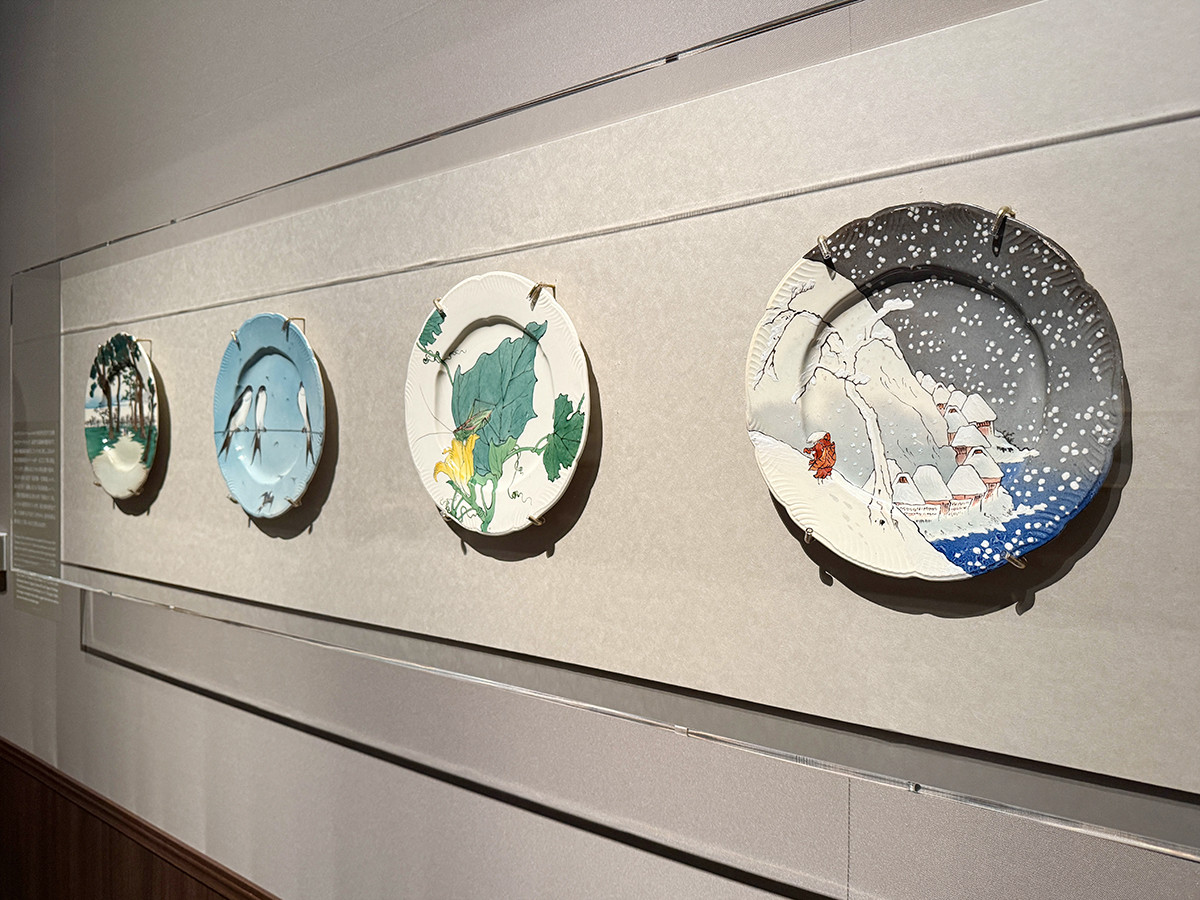 国立西洋美術館「オルセー美術館所蔵 印象派―室内をめぐる物語」会場より アンリ・ランベール(絵付)、ウジェーヌ・ルソー(企画販売元)「セルヴィス・ランベール=ルソー」より(左から)平皿 藤沢 1873-1875年(1873年頃原型) / 平皿 燕 1873-1875年(1873-1875年頃あるいは1884年以降) / 平皿 バッタ 1884年以後 / 平皿 佐州塚原雪中 1873-1875年(1873年頃原型) オルセー美術館