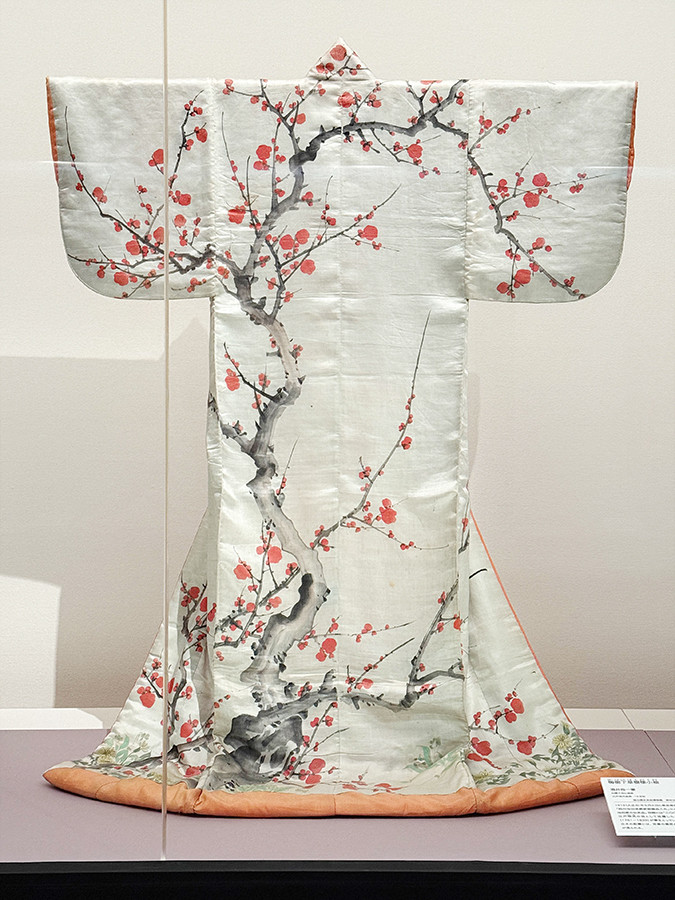 国立歴史民俗博物館「野村正治郎とジャポニスムの時代」会場より　第2章「コレクターとしての活動―国内交流」　重要文化財《梅樹下草模様小袖》酒井抱一筆　国立歴史民俗博物館蔵　野村正治郎衣裳コレクション