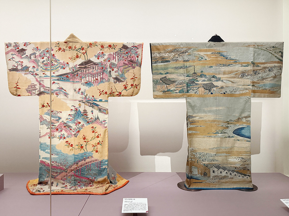 国立歴史民俗博物館「野村正治郎とジャポニスムの時代」会場より 第2章「コレクターとしての活動―国内交流」 (左から)《京名所模様小袖》国立歴史民俗博物館蔵 野村正治郎衣裳コレクション / 《江戸名所模様下着》国立歴史民俗博物館蔵 野村正治郎衣裳コレクション